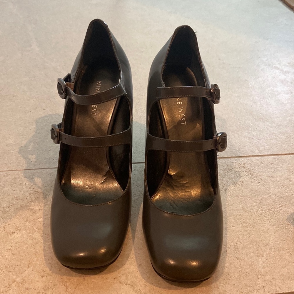 Nine West size 7 grey Mary Jane heels